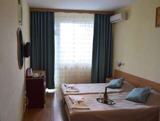 Отель Ahilea Hotel - Free Pool Access Балчик Двухместный номер с 1 кроватью и балконом-1
